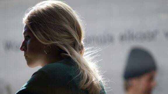 5 Tanda Suami Cemburu pada Istri, Moms Harus Tahu Nih!