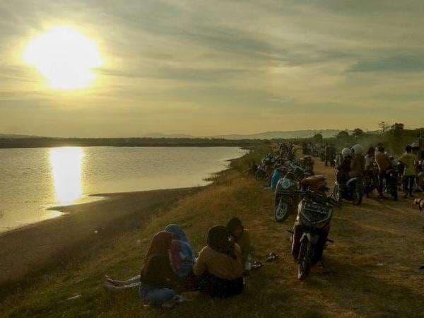 Berburu Senja di Pinggir Tambak Garam, Vibes-nya Seperti Healing di Pantai: Seru Deh! Berburu Senja di Pinggir Tambak Garam, Vibes-nya Seperti Healing di Pantai: Seru Deh!
