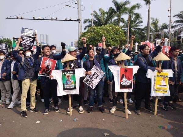 Demo Depan DPR, BEM SI Bawa Poster Sindiran yang Unik-unik