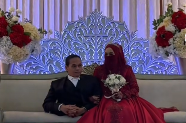 Video Viral! Kisah Cinta Sejati Seorang Wanita Bercadar Nikahi Pria Tak Pandang Fisik Video Viral! Kisah Cinta Sejati Seorang Wanita Bercadar Nikahi Pria Tak Pandang Fisik