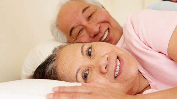 4 Tips Lakukan Hubungan Seks Setelah Menopause yang Wajib Moms Coba, Nyaman dan Aman!