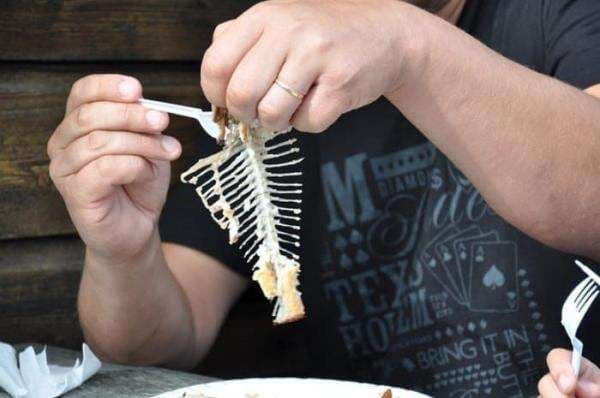 Jangan Panik! Ini Dia Cara Untuk Menghilangkan Duri Ikan yang Tersangkut Di Tenggorokan