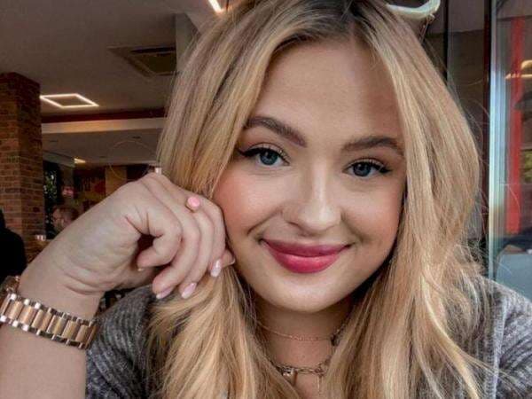 4 Rekomendasi Model Rambut Khusus Kamu yang Punya Body Curvy: Cantik Ga Harus Kurus! 4 Rekomendasi Model Rambut Khusus Kamu yang Punya Body Curvy: Cantik Ga Harus Kurus!