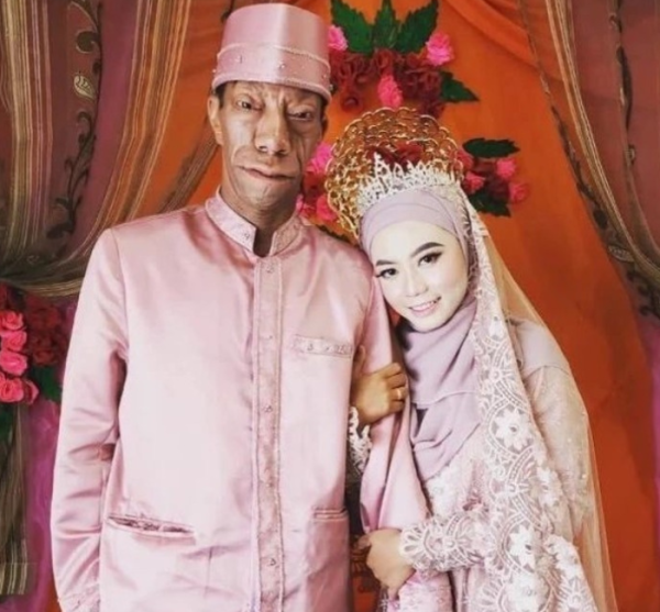 Pernikahan Surya Manurung Viral, Sebut Sasha Istrinya Berbeda dari Wanita Lain: Dia Gak Pernah Minta Apa-apa Pernikahan Surya Manurung Viral, Sebut Sasha Istrinya Berbeda dari Wanita Lain: Dia Gak Pernah Minta Apa-apa