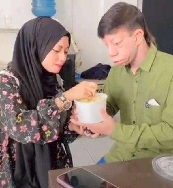 Berawal Iseng Chat Via Messenger Facebook, Sasha Yakin Dinikahi Surya Manurung: Aku Sih Gak Mandang Kesana Berawal Iseng Chat Via Messenger Facebook, Sasha Yakin Dinikahi Surya Manurung: Aku Sih Gak Mandang Kesana