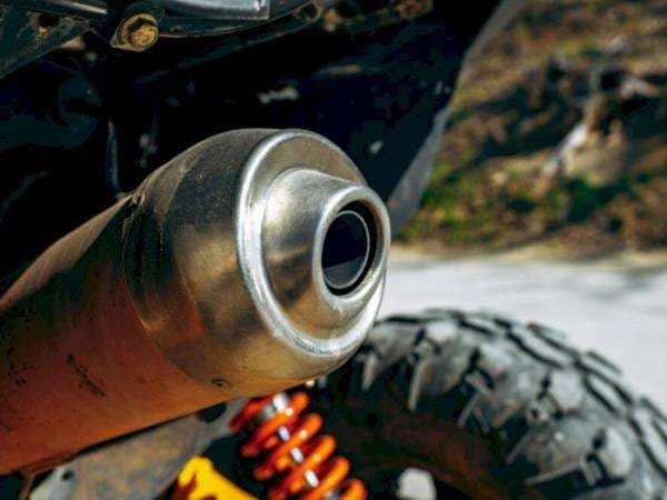 3 Cara Mengatasi Motor 'Ngebul' Tanpa Bongkar Mesin, Ini Langkahnya!