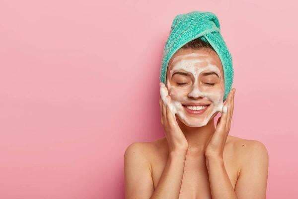 Kenali Perbedaan Fungsi Facial Wash dan Cleanser agar Tidak Muncul Masalah Kulit