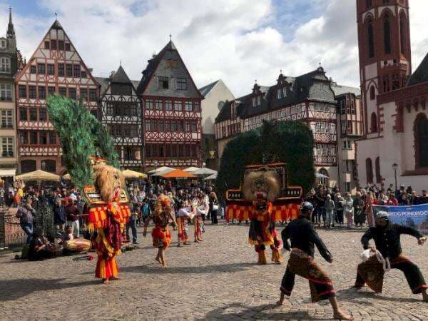 Demi Misi Mulia Ini, Reog Ponorogo Keliling Eropa dan Memukau Ratusan Bule Jerman Demi Misi Mulia Ini, Reog Ponorogo Keliling Eropa dan Memukau Ratusan Bule Jerman