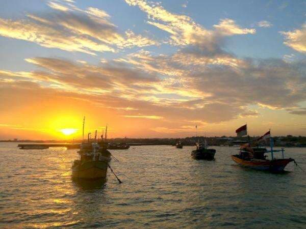 Punya View Menakjubkan, Pelabuhan Ini Mendadak Jadi Tempat Berburu Sunset dan Sunrise