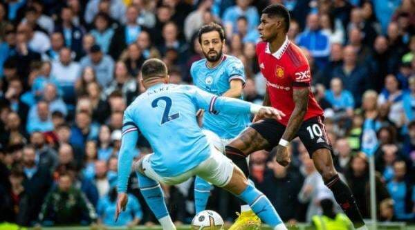 Para Pemain Derby Manchester Gunakan Pita Hitam Berduka Tragedi Kanjuruhan