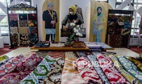 Kota Bandung Pamerkan Batik Raksasa Berukuran 450 Meter
