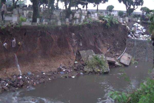 Seram, 25 Makam di TPU Sirnaraga Bandung Ambrol