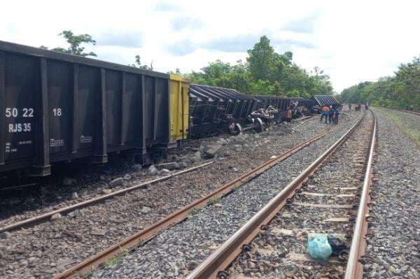 Gerbong KA Babaranjang Anjlok di Muara Enim, Batu Bara Berhamburan