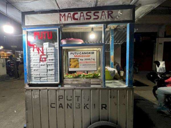 Putu Cangkir Makassar: Jajanan Tradisional yang Eksis Sejak 1980-an, Enak Gak Ya?