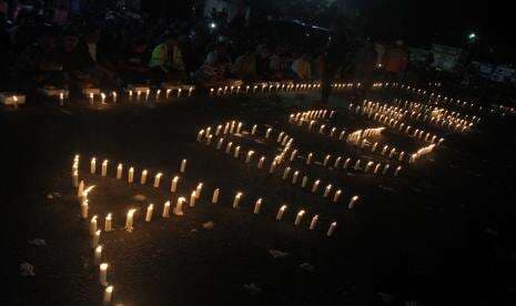 In Picture: Doa Bersama Suporter Arema dan Warga Setempat di Stadion Kanjuruhan