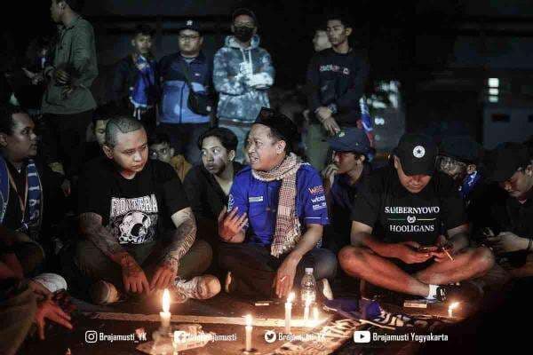 Bikin Haru! Suporter Persis Solo, PSIM Jogja, dan PSS Sleman Damai Bikin Haru! Suporter Persis Solo, PSIM Jogja, dan PSS Sleman Damai