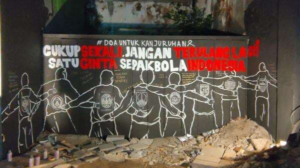 Solidaritas Tragedi Kanjuruhan, Seniman Mural Solo Bikin Ini, Pesannya Dalam Banget!