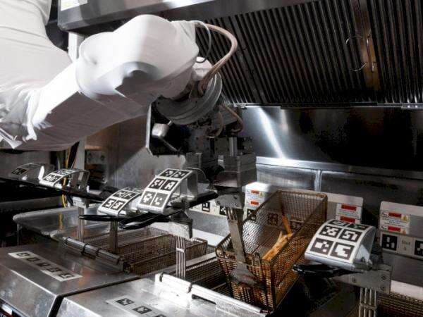 Keren! Robot Ini Bisa Masak Ayam dan Kentang Goreng dengan Cepat, Enak Gak Ya?