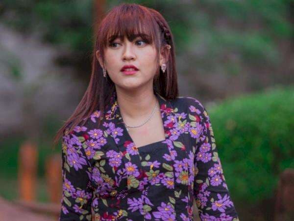 3 OOTD Kebaya ala Happy Asmara Tampilannya Simpel dan Manis 3 OOTD Kebaya ala Happy Asmara Tampilannya Simpel dan Manis