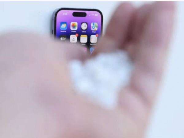 iPhone 14 Dilempari Serpihan Busi yang Bisa Pecahkan Kaca Mobil! Gimana hasilnya?