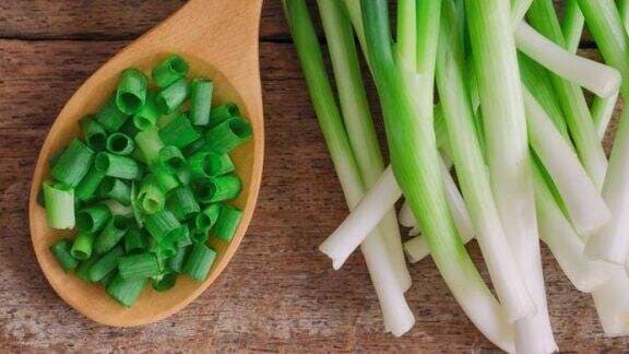 Tips Memasak! Begini Moms Cara Menyimpan Daun Bawang Agar Awet dan Gak Mudah Layu