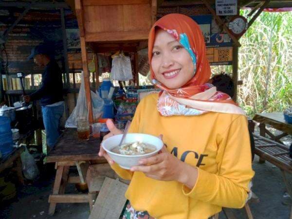 Tak Pernah Sepi Pelanggan, Penjual Angkringan Cantik ini Hasilkan Ratusan Ribu Per Hari! Tak Pernah Sepi Pelanggan, Penjual Angkringan Cantik ini Hasilkan Ratusan Ribu Per Hari!