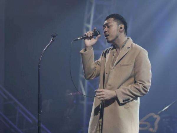 Pamungkas Viral Gesek-gesek HP ke Alat Vital, Warganet Auto Ilfeel Hilang Respect Dikecam