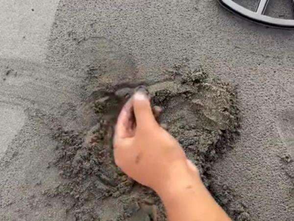 Gokil! Pria Ini Temukan 'Harta Karun' Cincin di Tumpukan Pasir Pantai Keramas