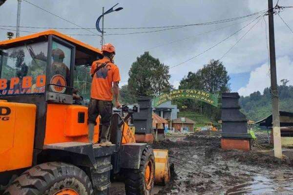Alat Berat Mulai Bersihkan Material Longsor di 2 Desa Tengger, Lumajang Alat Berat Mulai Bersihkan Material Longsor di 2 Desa Tengger, Lumajang