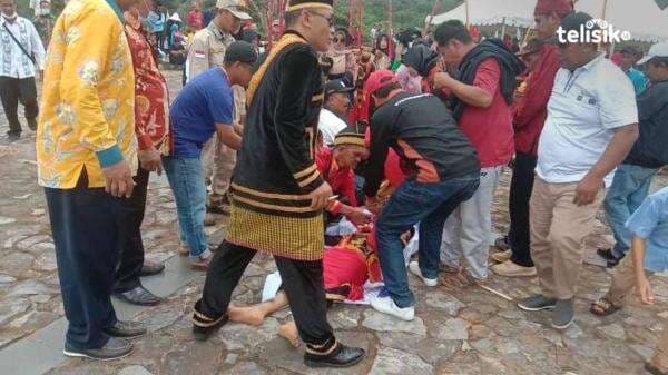 Penari Lumense dan Pengunjung Pembukaan Festival Tangkeno X Kesurupan