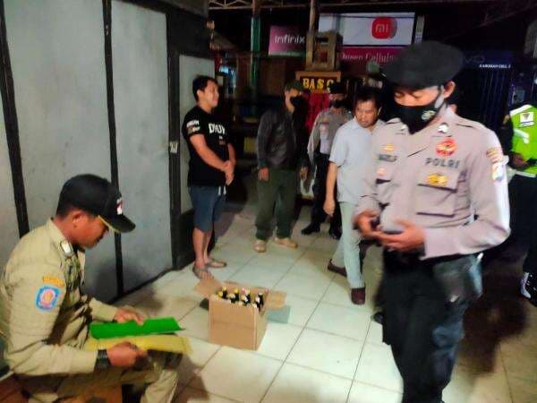 Satpol PP Pandeglang Sita Ratusan Botol Miras