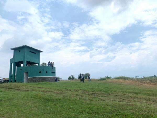 Jelajah Bunker Zaman Penjajahan di Bandung, Bisa Lihat Sunset di Tepi Danau!