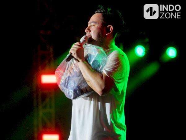 King Nassar Bikin Panggung Synchronize Fest Pecah saat Bagi-bagi Kaos ke Penonton
