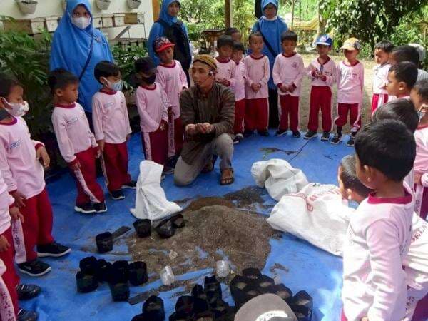 Kisah Sarjana Pelayaran Putar Haluan Jadi Petani Milenial, Majukan Desa dengan Cara Unik