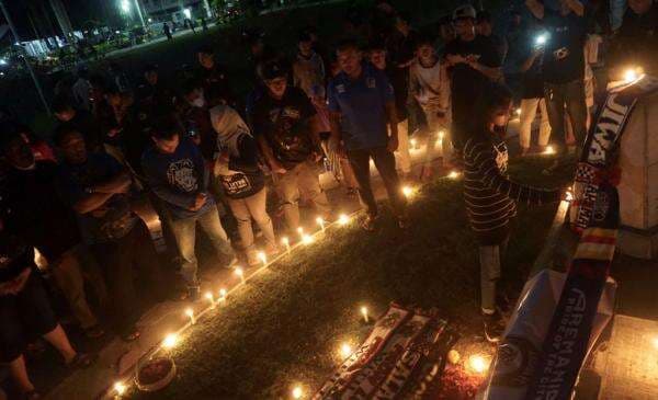 Doa Bersama Aremania Lombok di Taman Tugu Selong, Lombok Timur