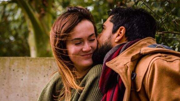 3 Tips Ciuman Bibir yang Romantis dan Mesra, Bikin Pasangan Tergila-gila