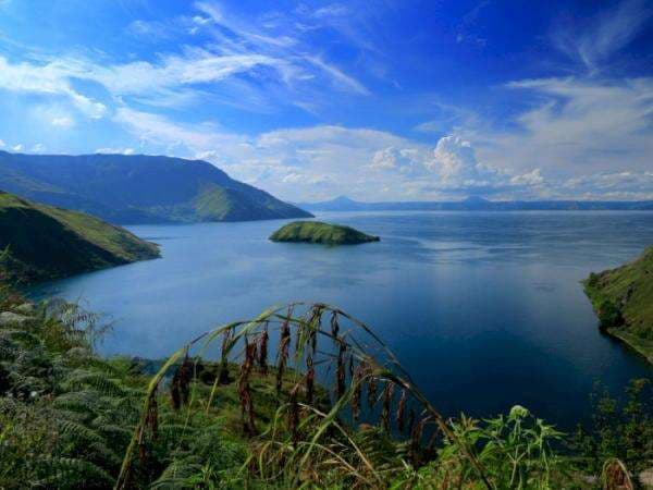 Keliling 4 Destinasi Wisata di Samosir Kamu Cukup Bayar Rp300 Ribu