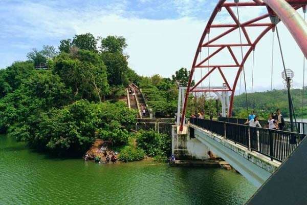 Pesona Wisata Waduk Jatibarang Semarang, Tawarkan Sensasi Beri Makan Monyet di Goa Kreo
