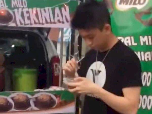 Viral Rich Brian Terciduk Jajan Es Kepal Milo Pinggir Jalan, Gayanya Sederhana Banget!