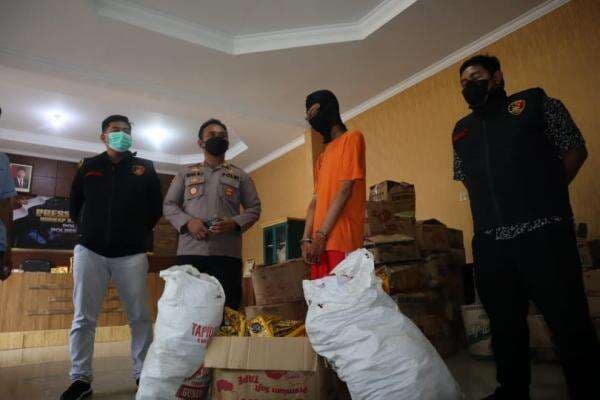 Anda Penyuka Kopi Sachet? Awas! Di Binong Tangerang Polisi Menyita Ribuan Sachet Kopi Kemasan Kadaluarsa yang Diedarkan ke Toko Sembako