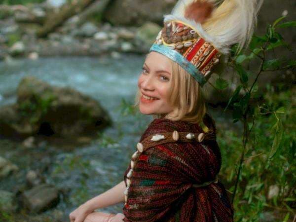 Herolena Model Albino Asal Papua yang Mirip Bule Viral, Intip 3 Potretnya