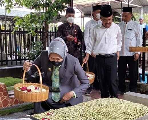 Ziarah ke Makam Almarhum Imam Kabul, Walikota Dewanti : Ini Wujud Rasa Syukur dan Hormat Kami