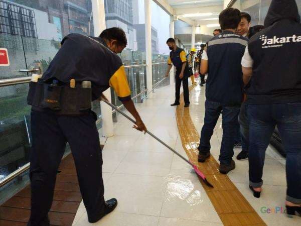 Diresmikan Anies, Atap Bocor Tampak di Halte TransJakarta Bundaran HI