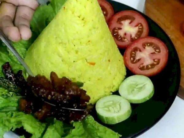 2 Cara Membuat Nasi Kuning Mudah dan Praktis, Anak Kos Bisa Bikin!