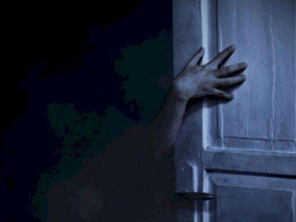 Momen Wanita Suruh Sosok Gaib Tutup Pintu karena Mager, Benarkah Hantu Bisa Nurut?