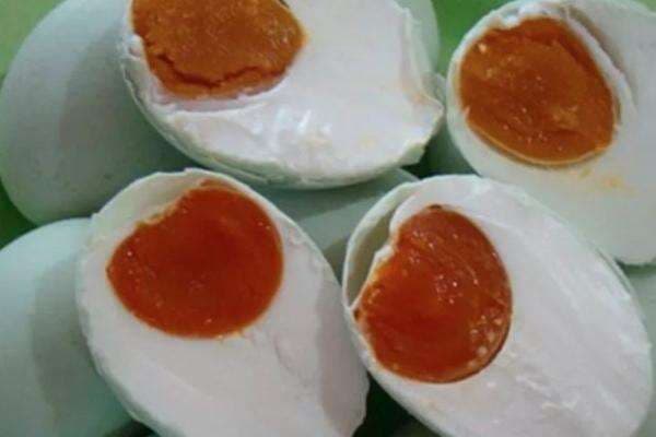 Mudah Banget! Cara Membuat Telur Asin dengan Abu Gosok