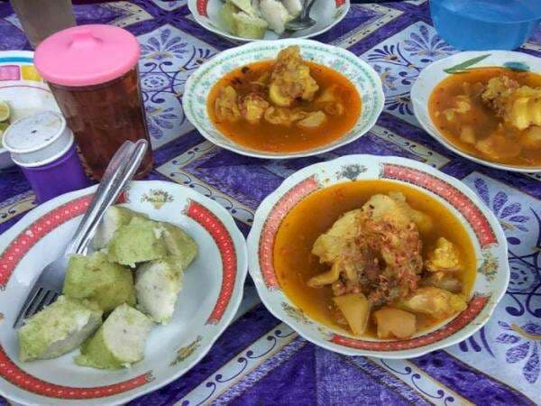 Empuk Banget Rek! Lontong Kikil Bu Sugeng, Kuliner Dini Hari Surabaya Tiga Jam Udah Ludes!