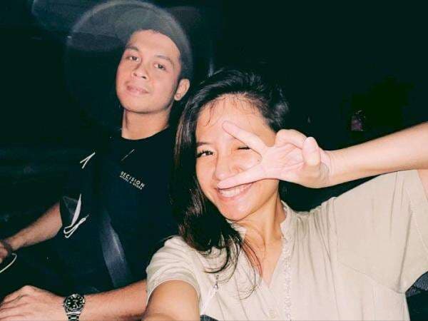 Nyesek! Drummer NOAH Rio Alief Nangis Tertunduk di Pemakaman Istri: Berat Banget buat Saya