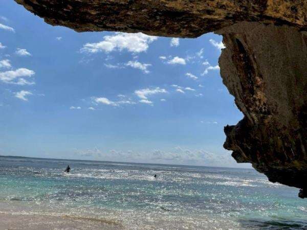 Cantiknya Pantai Suluban Uluwatu, Bak 'Mahkota' yang Tersembunyi di Balik Karang Bali