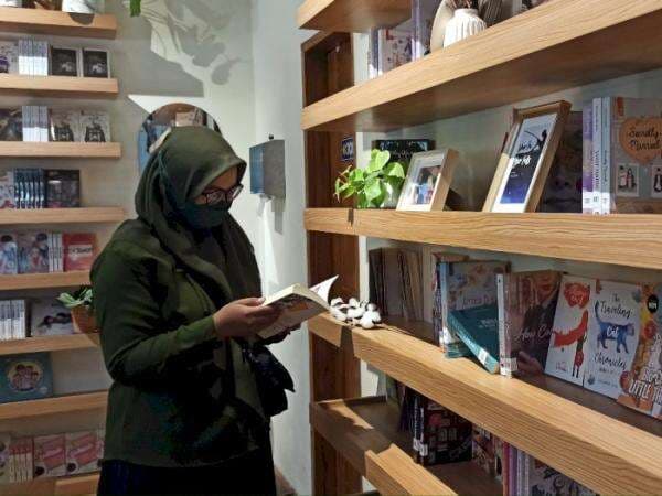 Nongkrong di 'Kafe Pintar' Ponorogo Ini, Kamu Bisa Baca Ratusan Buku Sepuasnya Gratis! Nongkrong di 'Kafe Pintar' Ponorogo Ini, Kamu Bisa Baca Ratusan Buku Sepuasnya Gratis!